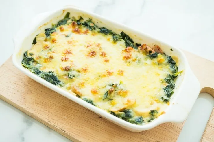 Low carb cauliflower creamed spinach with mozzarella and spices