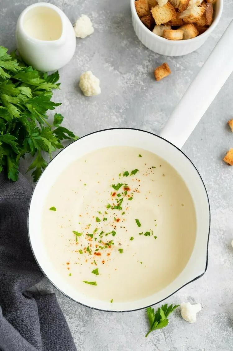 Low-carb cauliflower & ham soup with thyme and vinegar