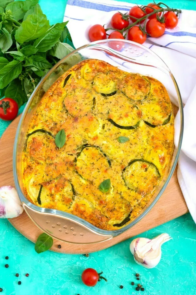 Low-carb sausage and zucchini casserole