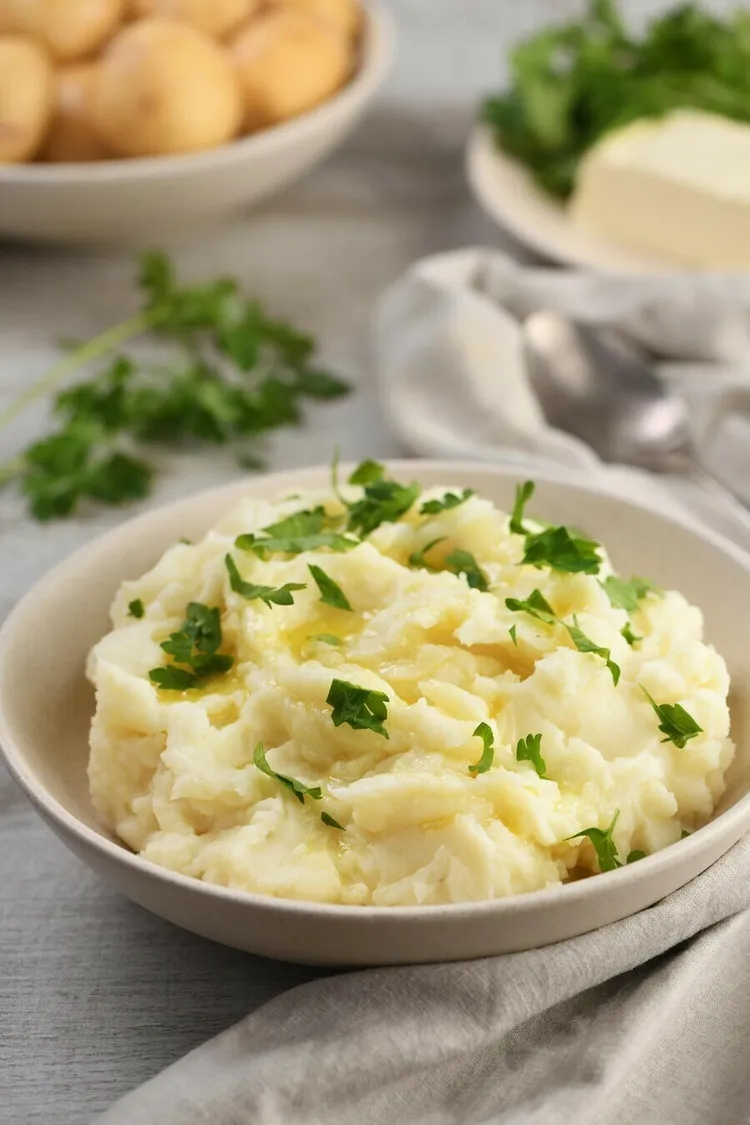 Horseradish mashed potatoes with parsley and black pepper