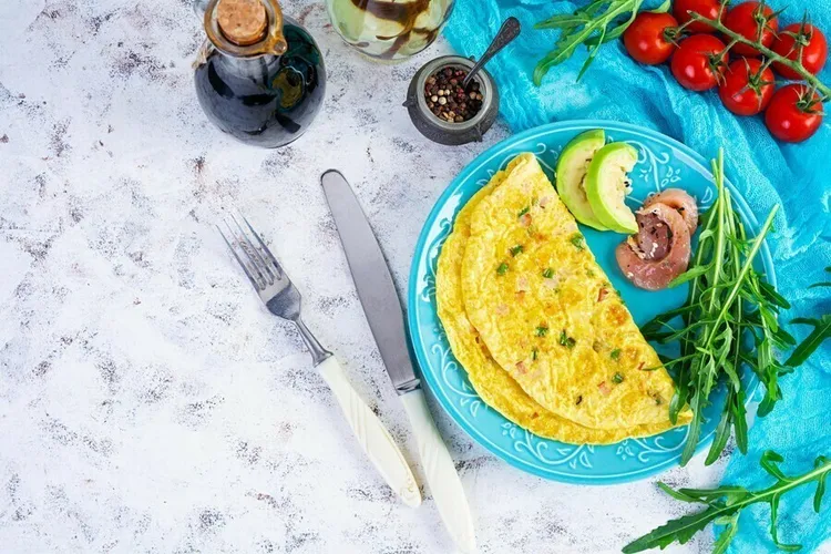 Spinach, onion and red pepper omelet with cheddar cheese