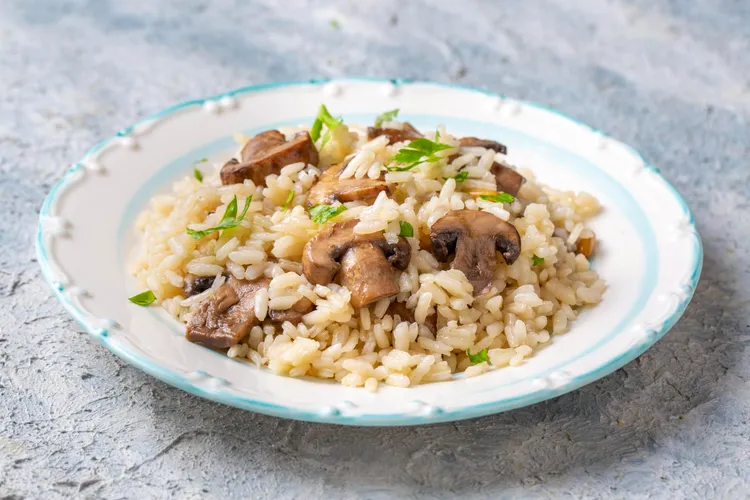 One-pot mushroom rice with garlic, onion and chives