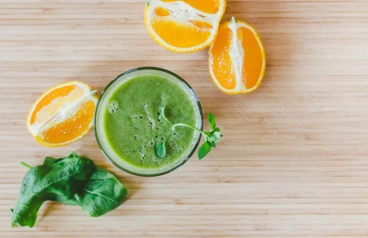 Citrusy strawberry-banana spinach smoothie