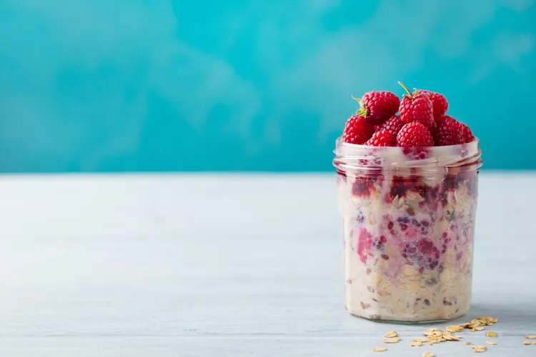 Fruity overnight oats with almonds and berries