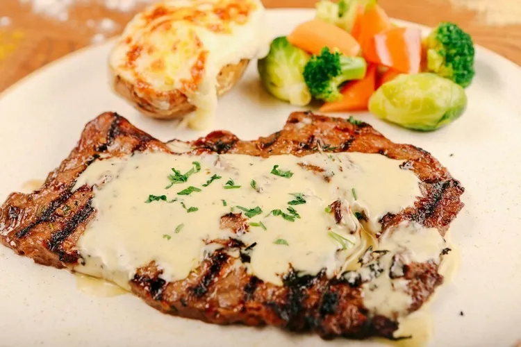 Garlic butter pan-fried steak with onions