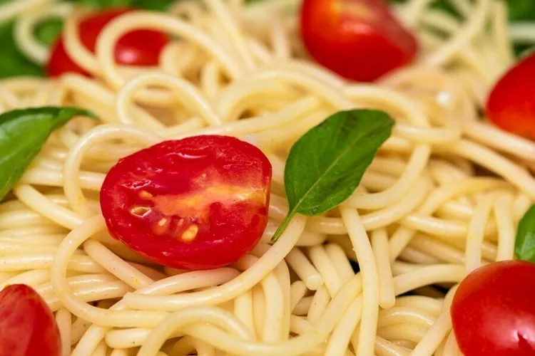 Garlic cherry tomato pasta with arugula