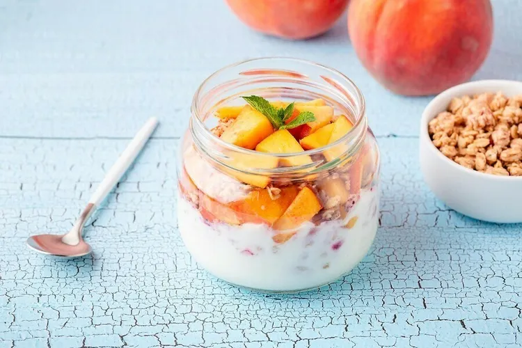 Peach and raisin yogurt parfait