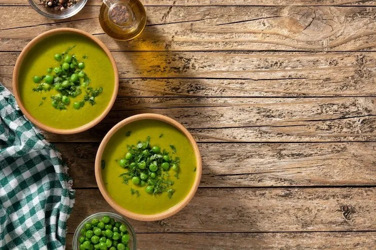 Pesto pea soup with celery, onion and carrot
