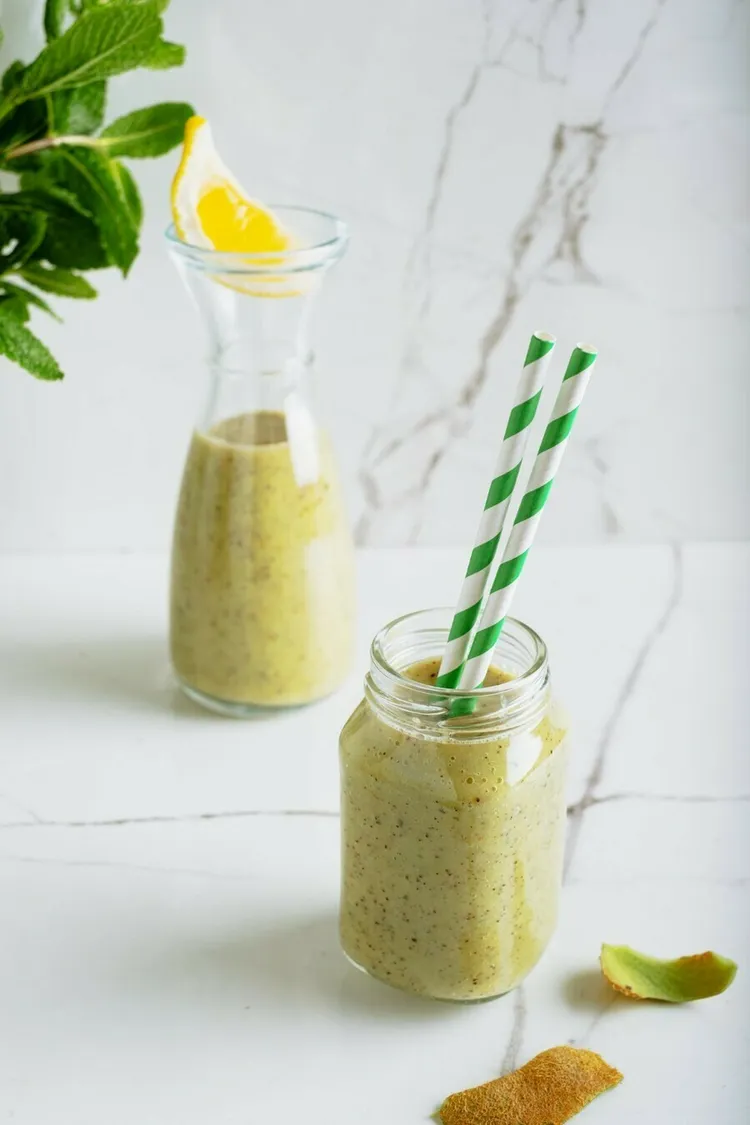 Pineapple, parsley and ginger smoothie
