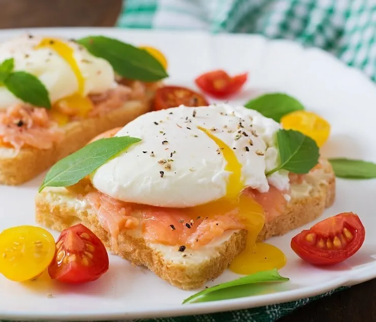 Ham and spinach toast with poached eggs and mayonnaise dressing