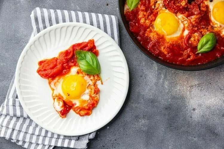 Pizzaiola-style poached eggs with onion, red pepper and parmesan cheese