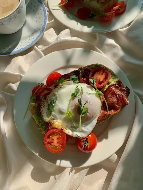 Poached eggs with bacon and tomatoes