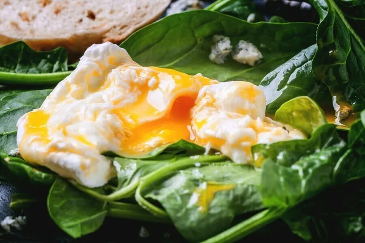 Poached eggs with spinach and black beans