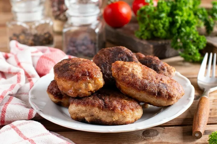 Pork cutlets with potato and onion