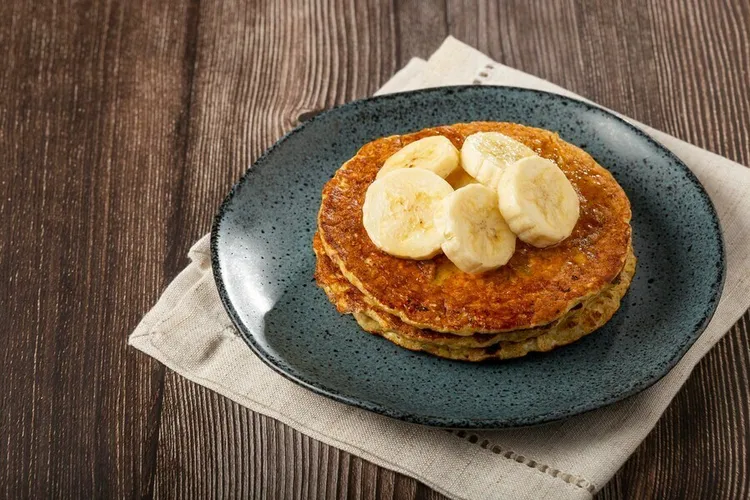 Protein-packed banana oatcakes with cottage cheese and cinnamon