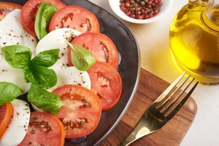 Light and refreshing low carb caprese salad
