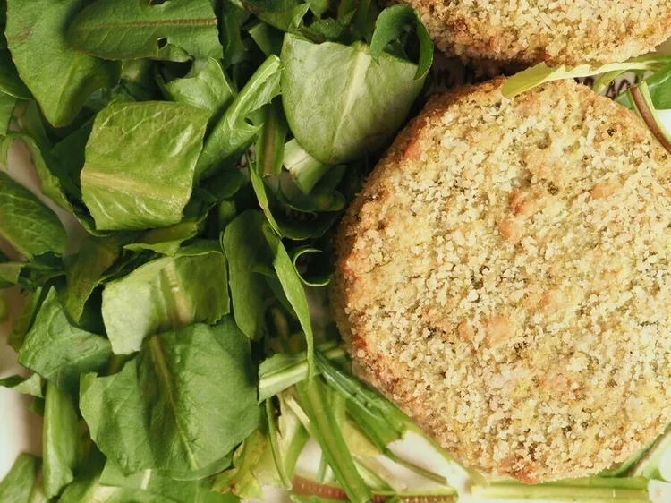 Quinoa patties with spinach and red pepper