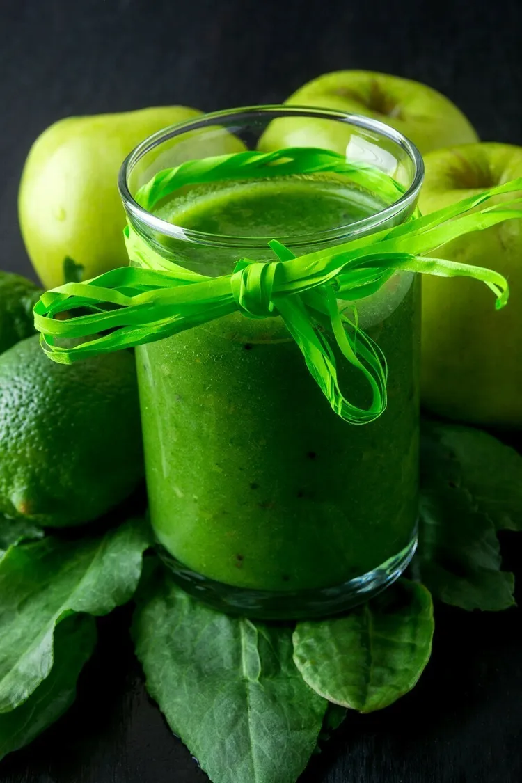 Green lemonade juice with apple, cucumber, lemon, ginger, kale and spinach