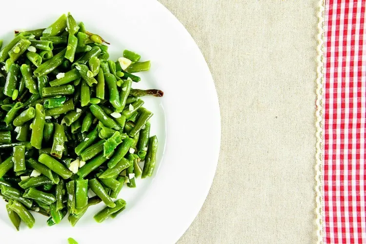 Roasted garlic green beans with thyme