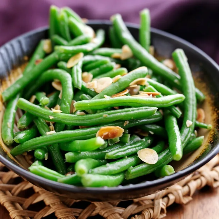 Roasted green beans and cashews with onion and olive oil