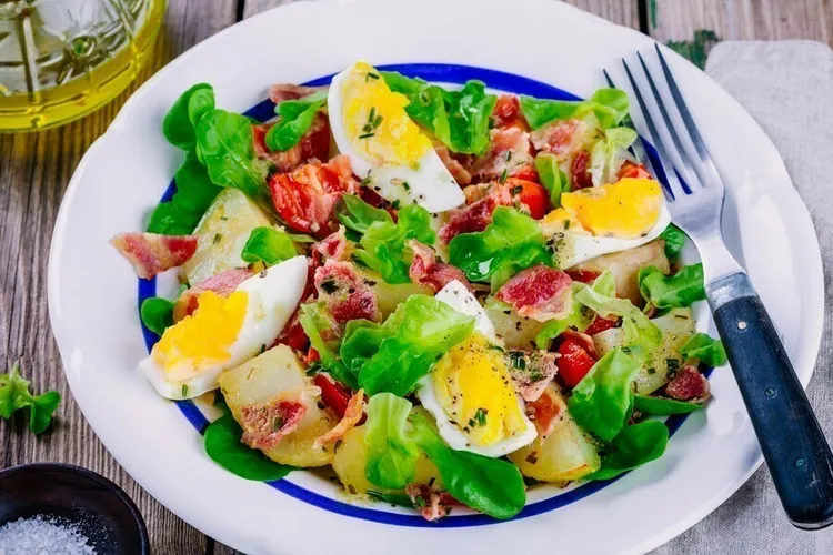 Bacon and hard-boiled egg romaine salad