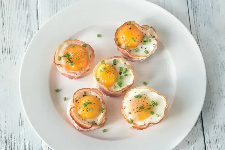 Baked eggs with ham and spices