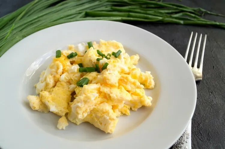 Tarragon and chive egg scramble