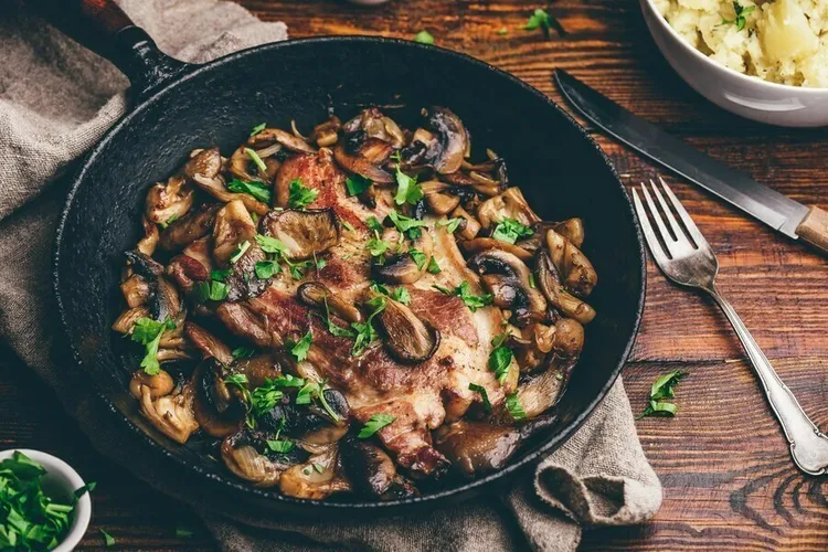 Rosemary pork chops with sauteed mushrooms