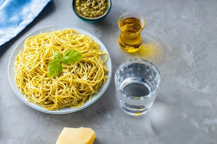 Garlic olive oil spaghetti with parsley and black pepper