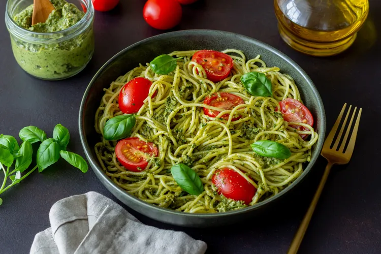 Spaghetti with spinach-avocado pesto and white beans