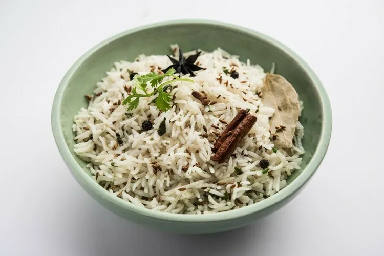 Cinnamon-spiced basmati rice with bay leaf and chicken broth