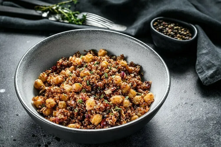 Curried quinoa chickpea stew with fennel, red pepper and raisins