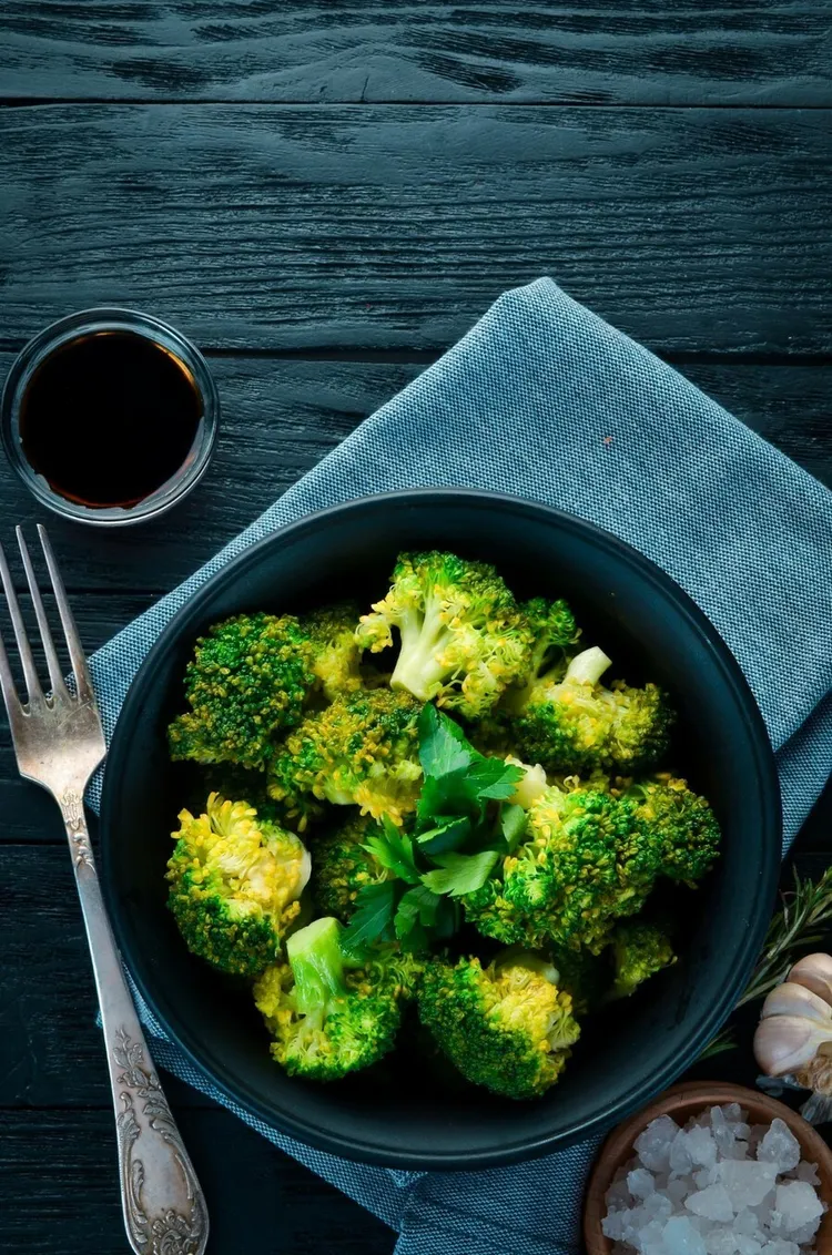 Garlic broccoli with chicken gravy