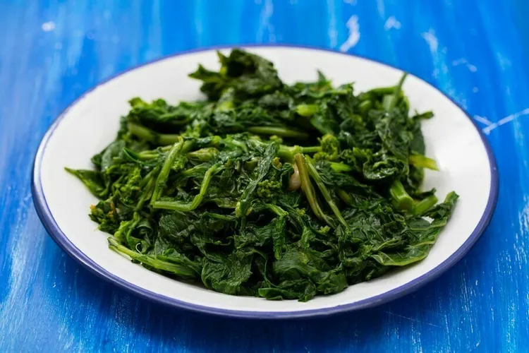 Sauteed spinach with mustard seeds and onions