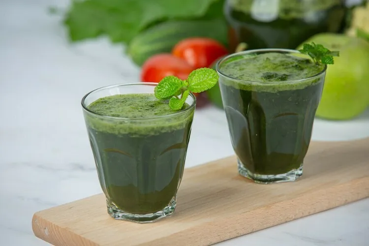 Spinach and seaweed smoothie shots
