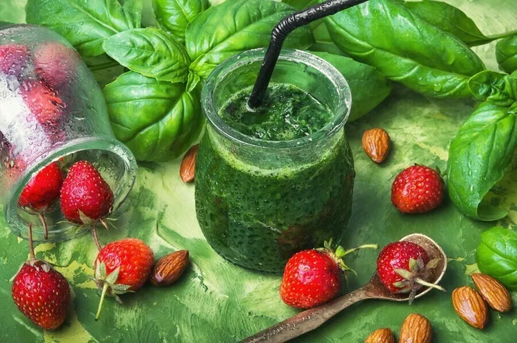 Spinach and tofu strawberry smoothie