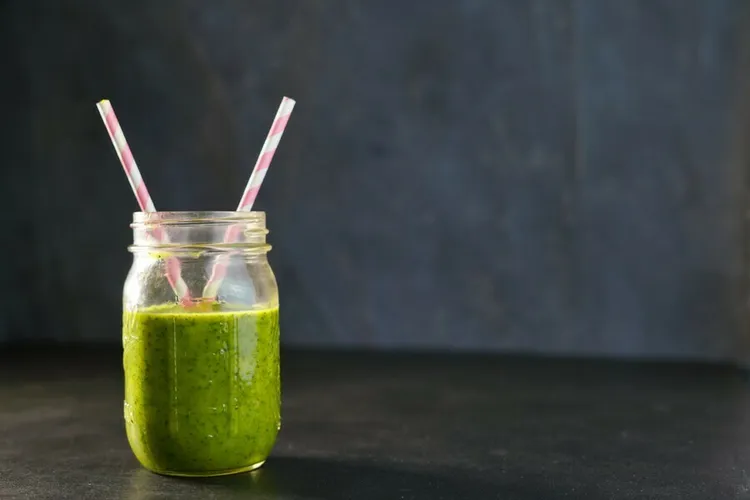 Spinach, avocado and strawberry smoothie