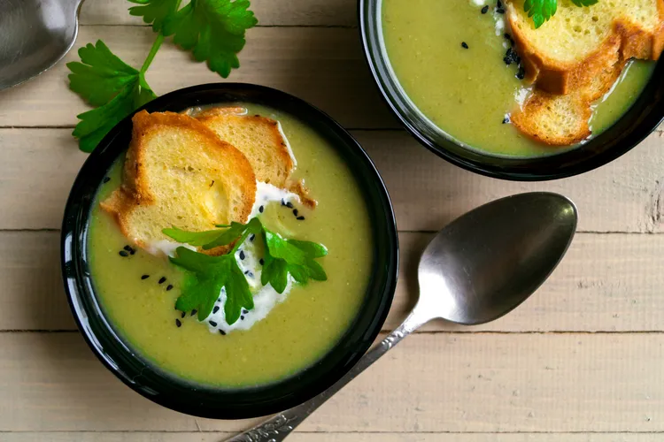 Spinach & avocado soup with lemon & olive oil