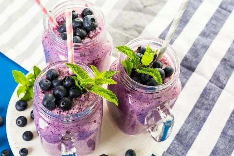 Spinach, cottage cheese and blueberry protein smoothie