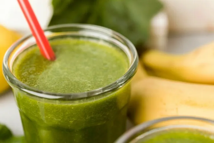 Spinach, date and almond green smoothie