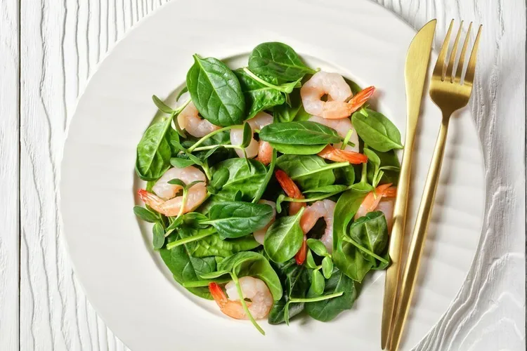 Lemon-shrimp spinach salad with olive oil