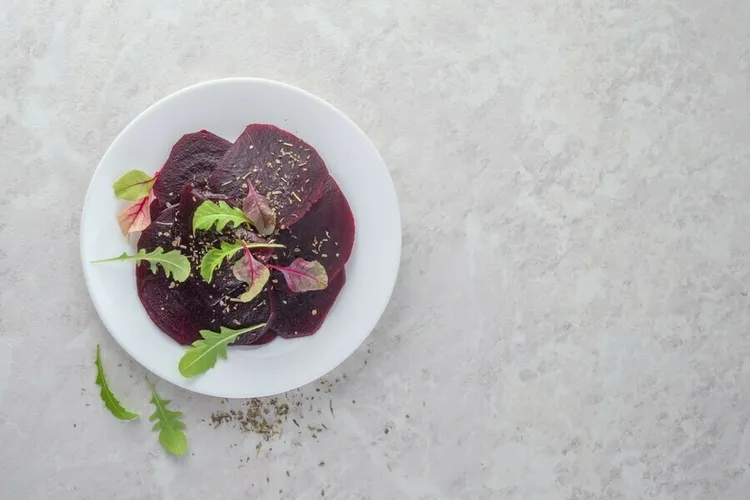 Steamed beets with tarragon and onion