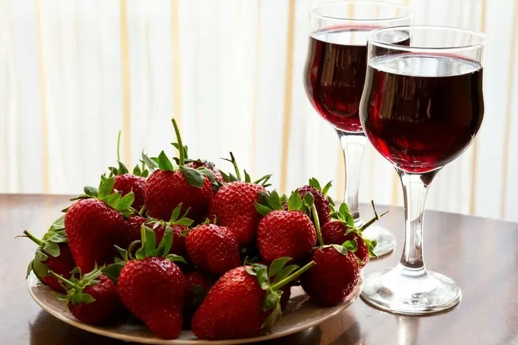 Strawberry red wine compote