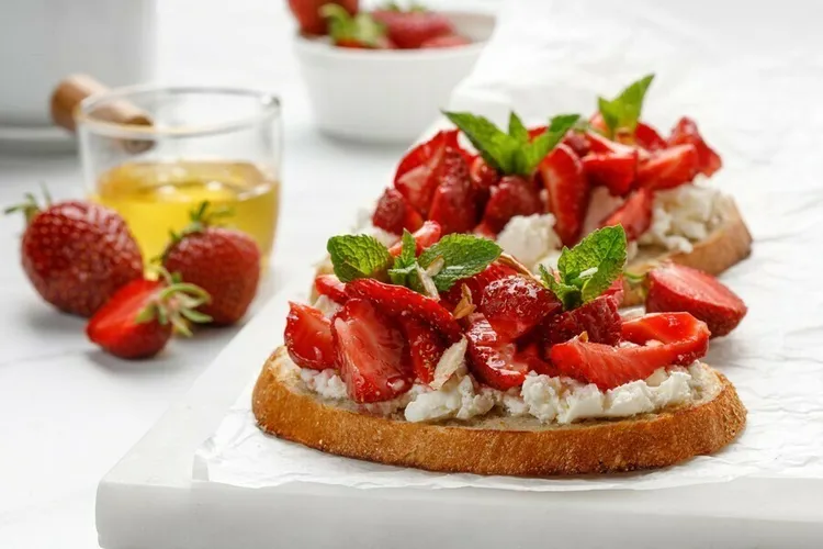 Strawberry and cottage cheese toast with whole-wheat bread