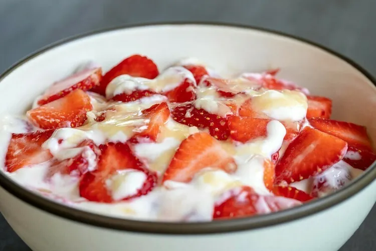 Strawberry banana greek yogurt parfait