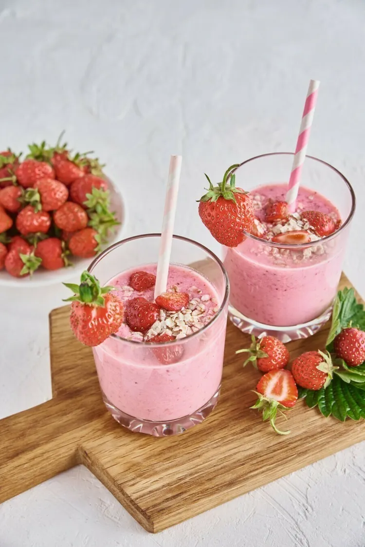 Strawberry banana oatmeal breakfast smoothie