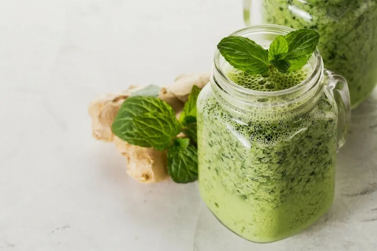 Strawberry, spinach and ginger green smoothie