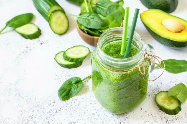 Strawberry, spinach and cucumber protein smoothie
