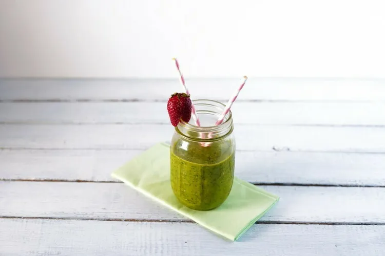 Strawberry-spinach green smoothie