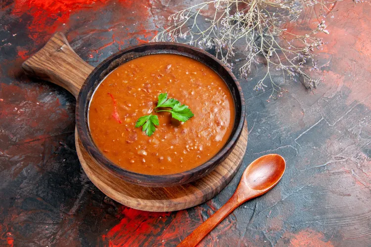 Tomato & lentil soup with carrots and celery